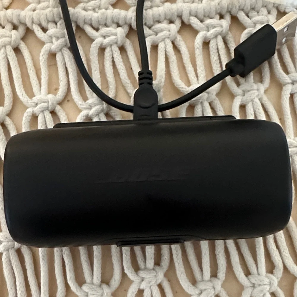 Bose Black Wireless Earbuds with Case - Picture 3 of 5